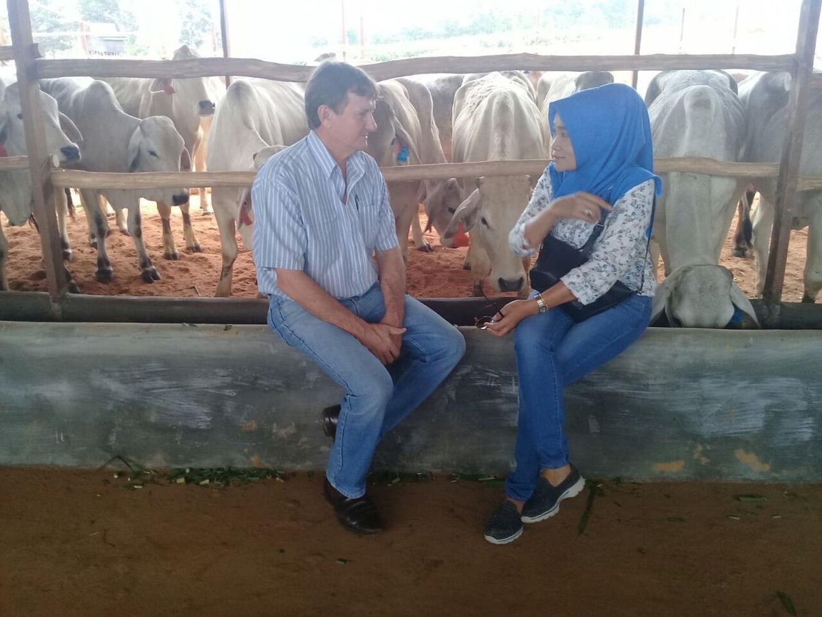Richard Slaney in discussion with a local stakeholder in a cattle shed, 2017